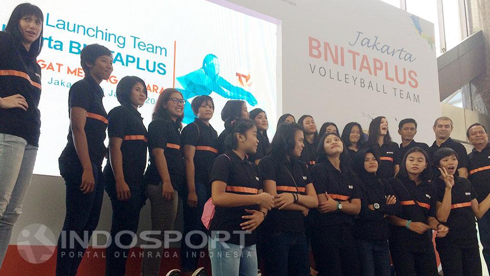 Tim Voli Putri Jakarta BNI Taplus dalam sesi perkenalan tim. - INDOSPORT